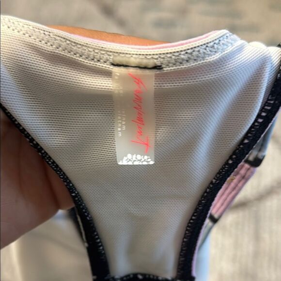 Abstract Patterned Crop Top - Picture 5 of 6